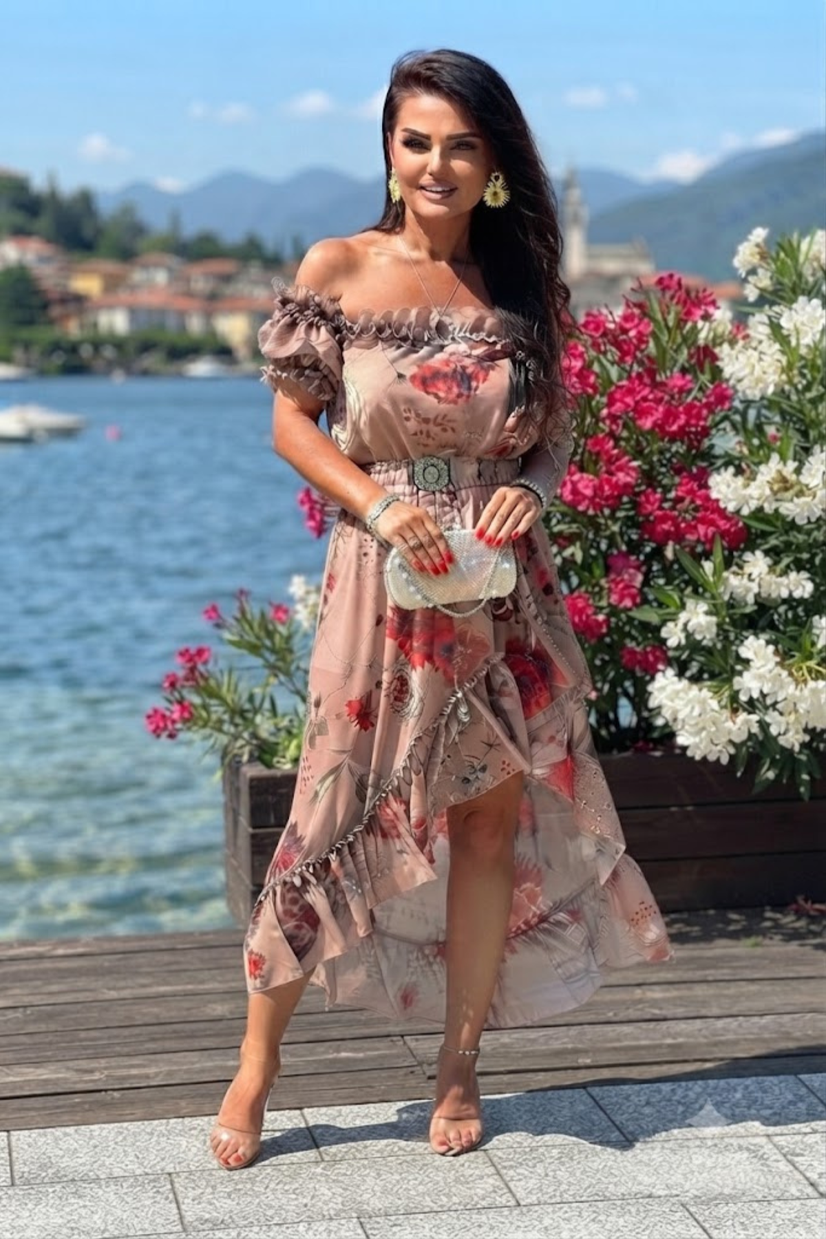 Abito estivo beige a stampa floreale Moda-Mania, corto davanti e lungo dietro, scollo a fascia, maniche rimovibili e cintura.
