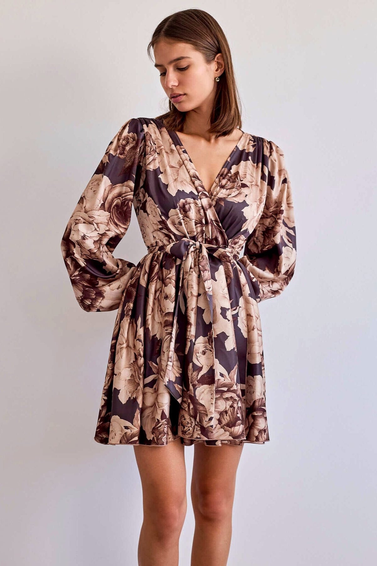Abito estivo beige floreale a manica lunga con gonna a ruota e cintura allacciabile in vita, di Moda-Mania.