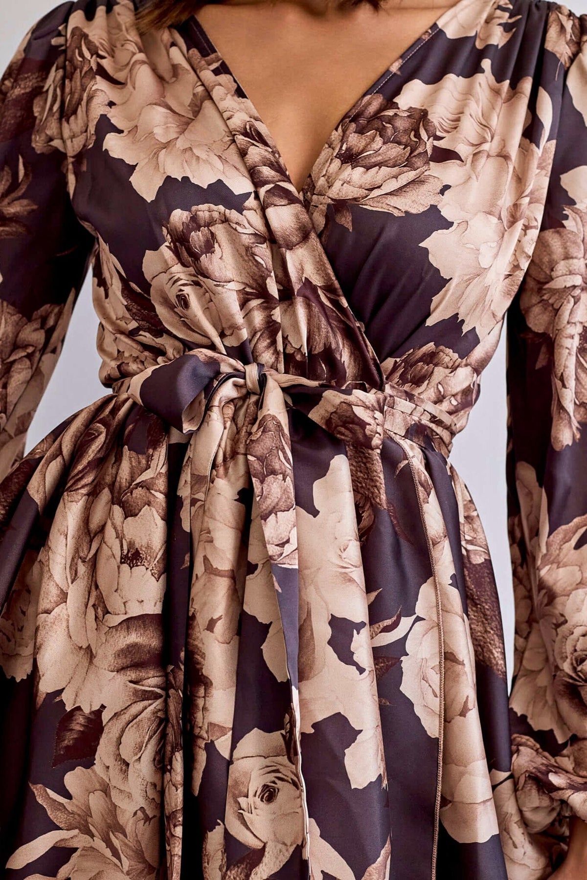 Abito estivo beige floreale con maniche lunghe, gonna a ruota e vita allacciabile, marca Moda-Mania.