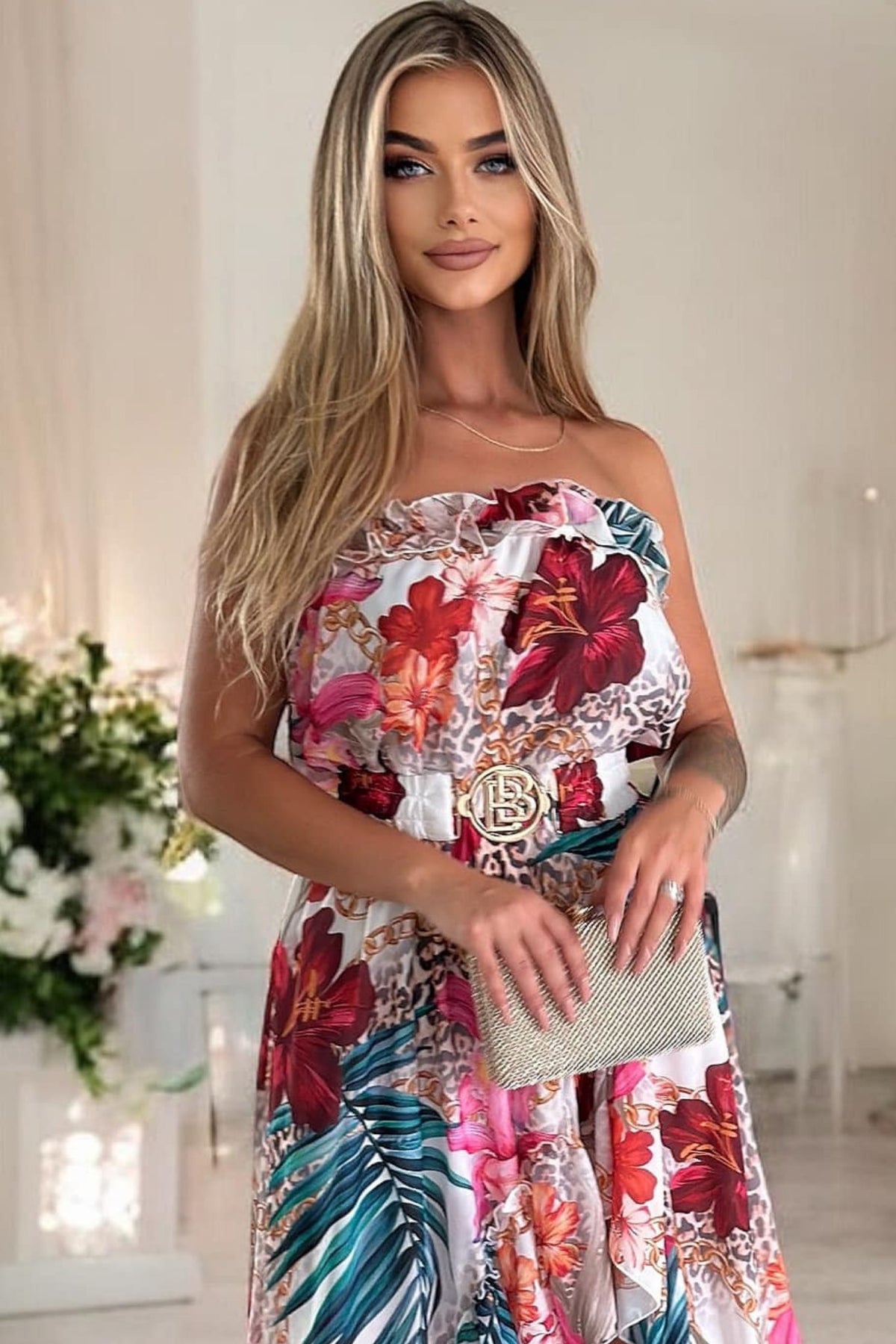 Abito estivo bianco a stampa floreale e leopardata, corto davanti e lungo dietro, con scollo a fascia e cintura, di Moda-Mania.