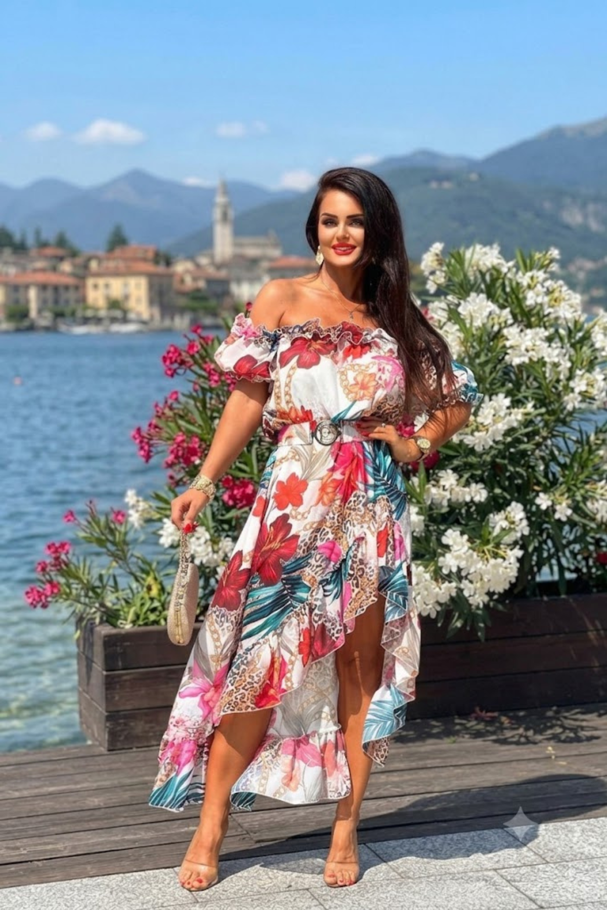 Abito estivo bianco Moda-Mania con stampa floreale e leopardata, scollo a fascia, maniche rimovibili, cintura e taglio corto davanti.