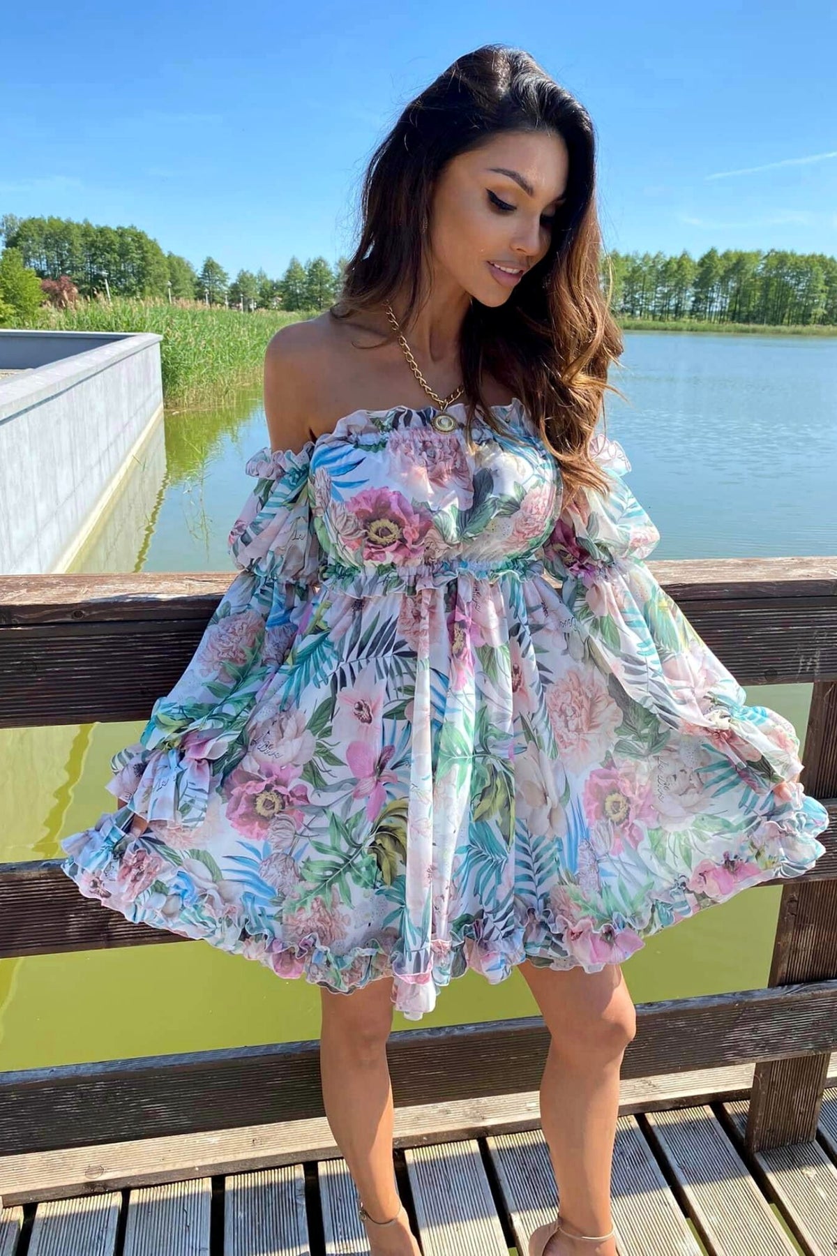 Abito estivo bianco avorio Moda-Mania con fantasia floreale e foglie, maniche lunghe rimovibili e apertura sul retro.