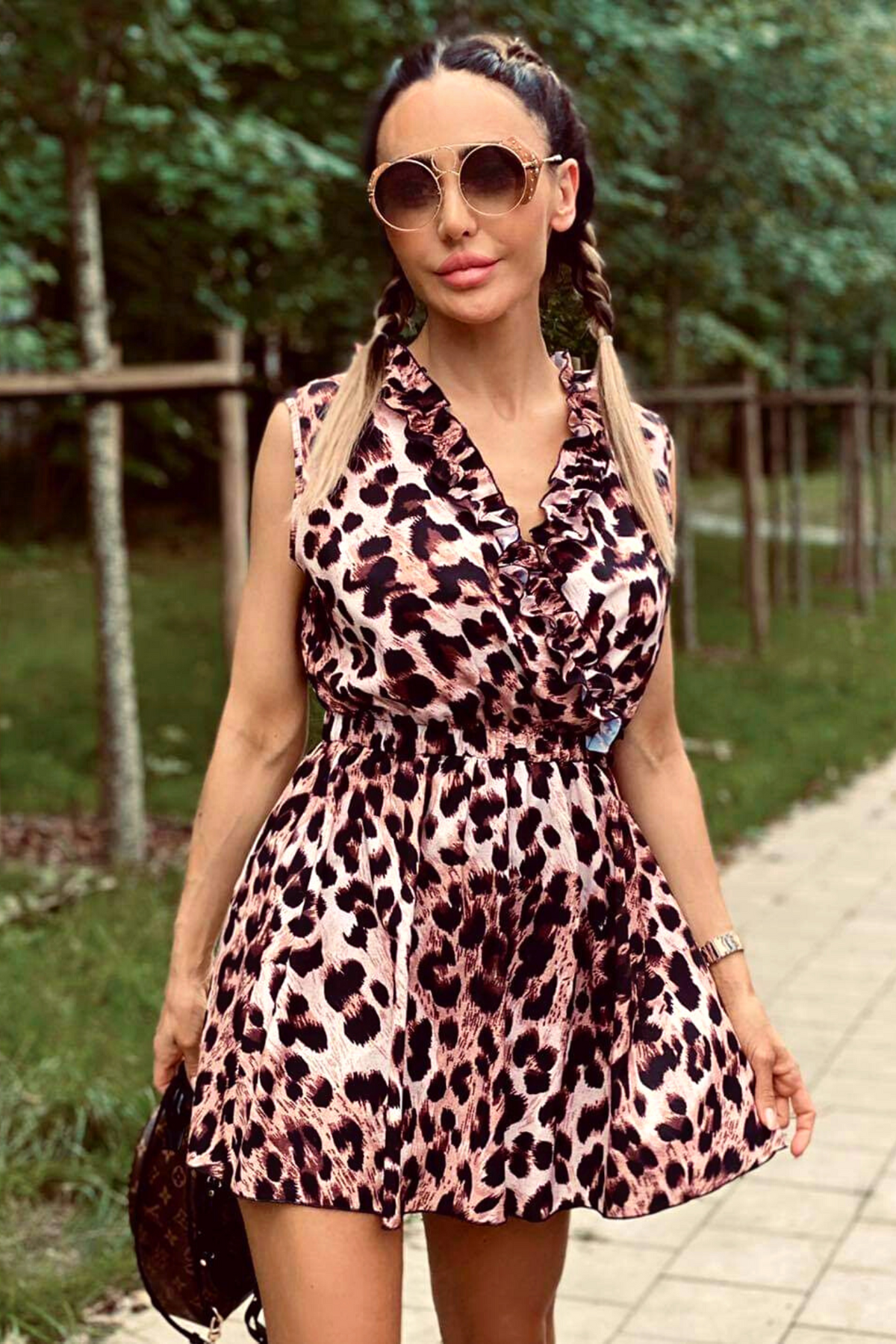 Abito estivo casual Moda Mania a fantasia leopardata con scollo a V e dettagli di rouches, abbigliamento corto femminile.