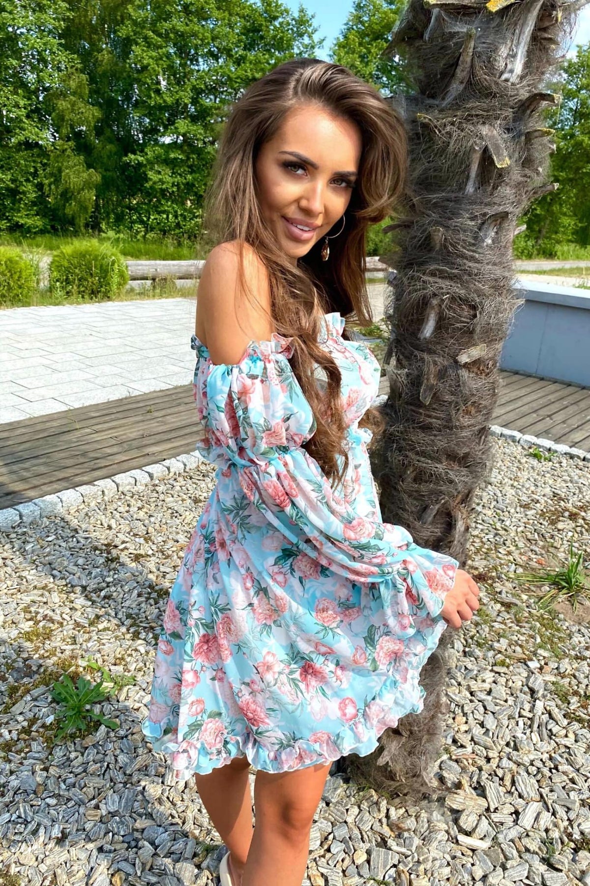 Abito estivo corto celeste con fantasia floreale rosa, maniche lunghe rimovibili e apertura sul retro, brand Moda-Mania.