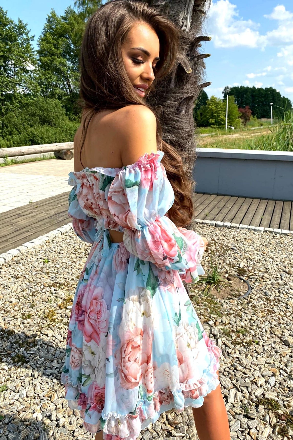 Abito estivo blu con fantasia floreale rosa e beige, maniche lunghe rimovibili e apertura sul retro, marca Moda-Mania.