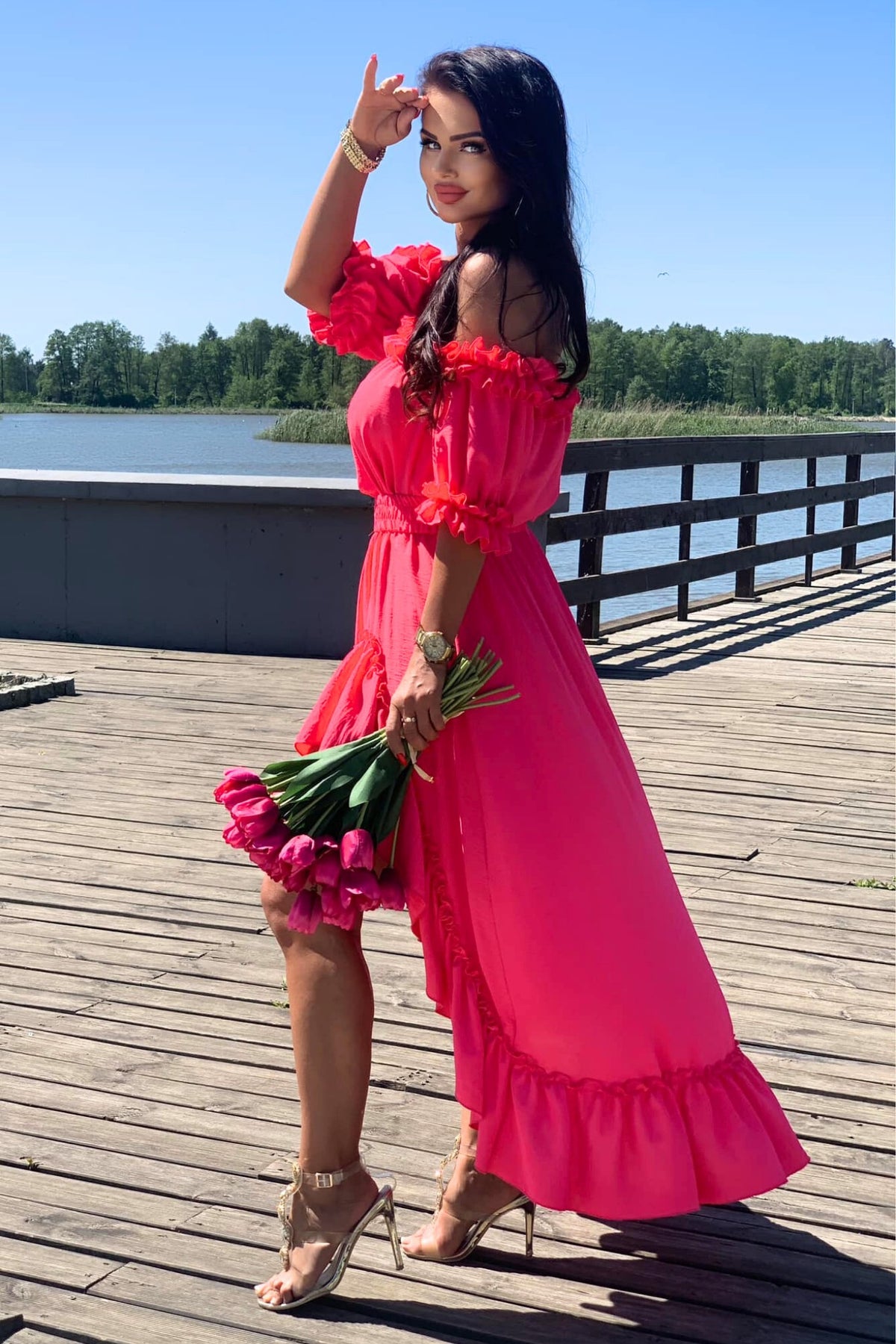 Abito estivo fucsia corto davanti e lungo dietro con scollo a barchetta e maniche rimovibili, accessoriato con cintura, Moda-Mania