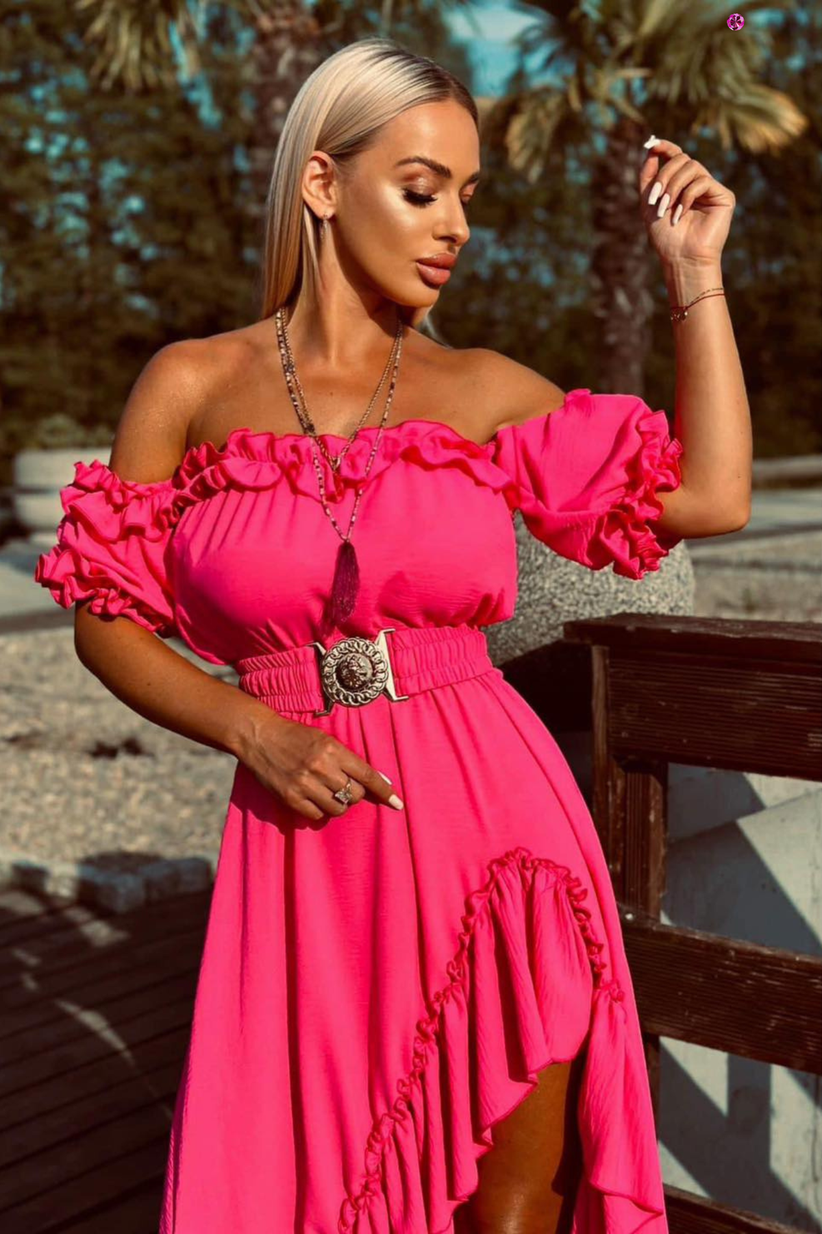 Abito estivo fucsia corto davanti e lungo dietro con scollo a barchetta, maniche rimovibili e cintura, marca Moda-Mania.