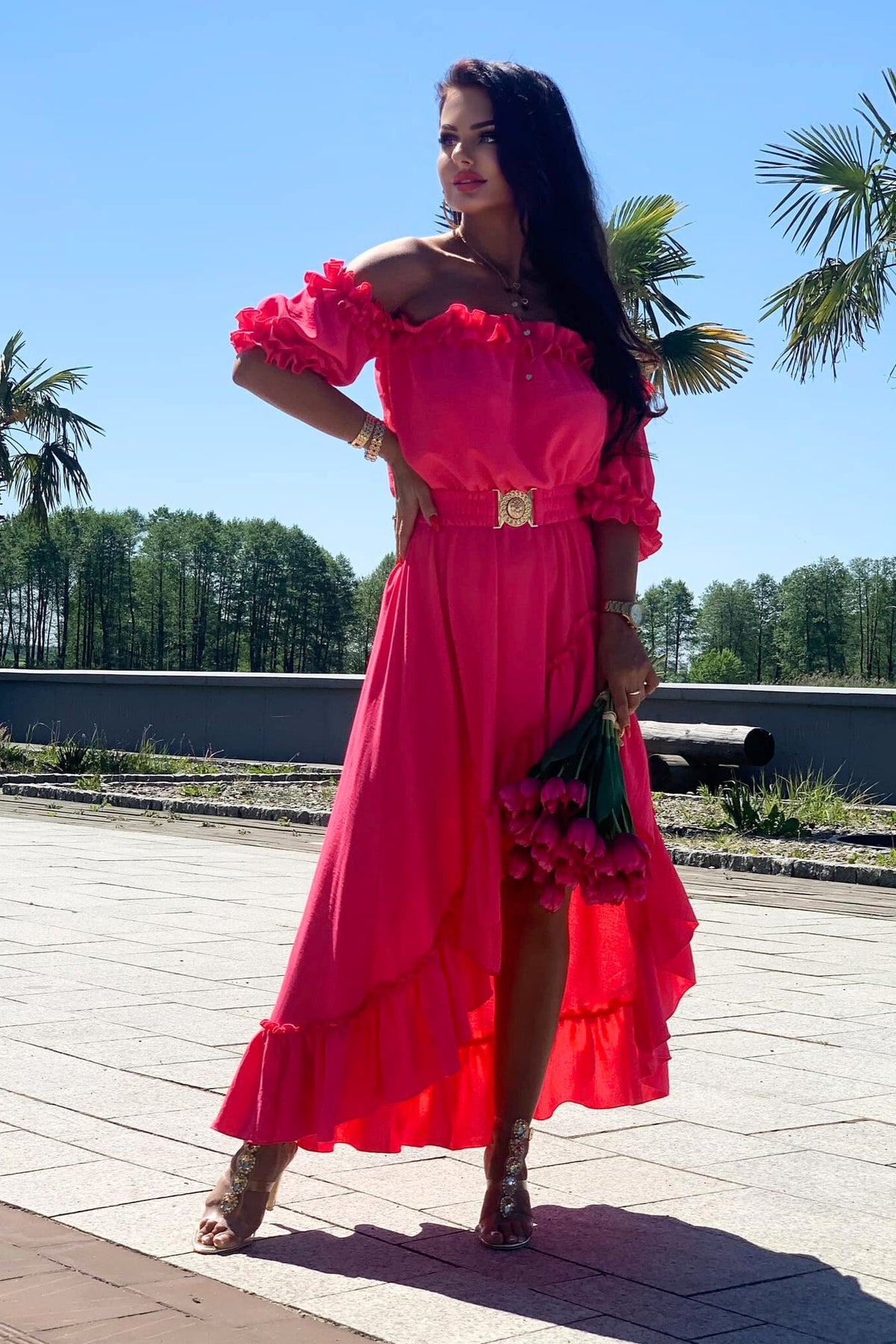 Abito estivo corto e lungo fucsia Moda-Mania, con scollo a barchetta, maniche rimovibili e cintura, vista frontale.