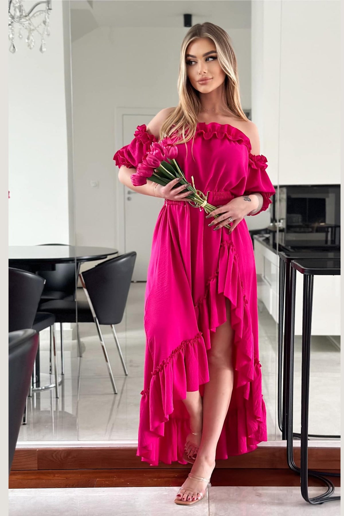 Abito estivo fucsia Moda-Mania, corto davanti e lungo dietro, con scollo a barchetta, maniche rimuovibili e cintura.