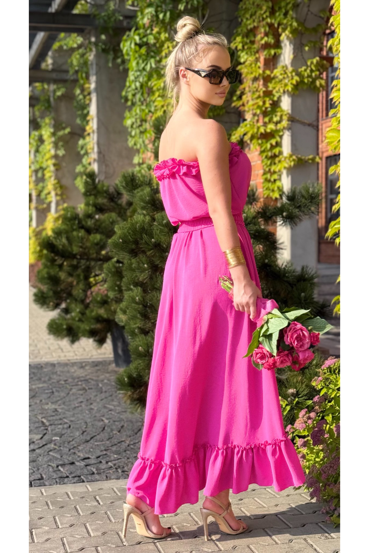Abito estivo corto fucsia Moda-Mania con scollo a barchetta, maniche rimovibili e cintura, davanti corto e dietro lungo.