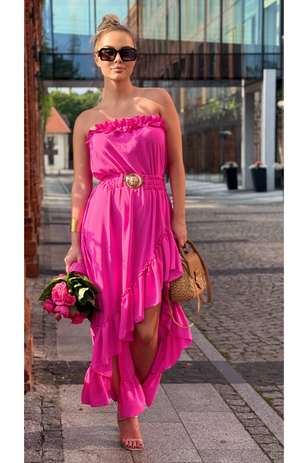 Abito estivo cortissimo fucsia Moda-Mania con scollo a barchetta, maniche rimovibili e cintura, davanti corto e dietro lungo.