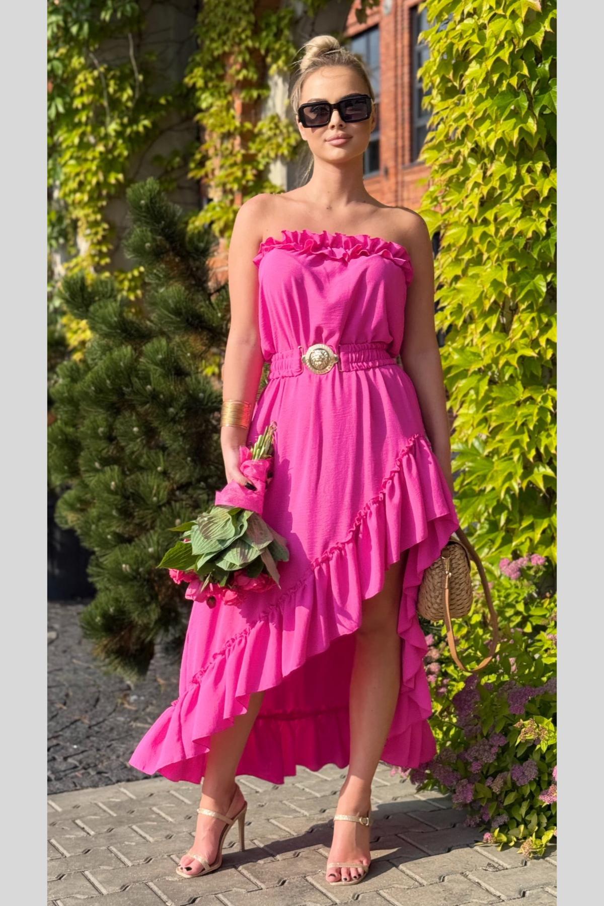 Abito estivo corto fucsia Moda-Mania con scollo a barchetta, maniche rimovibili e cintura, davanti corto e dietro lungo.
