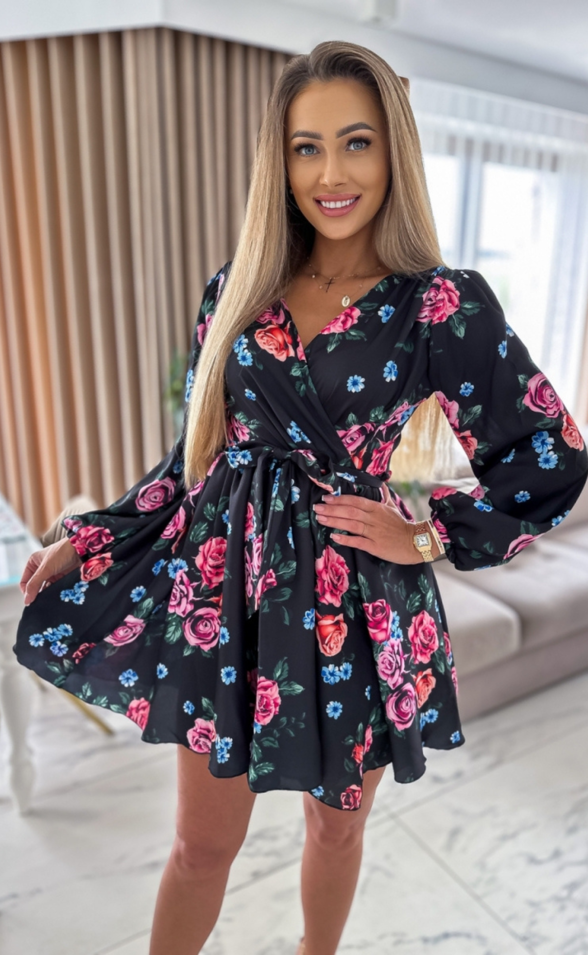 Abito estivo nero a fantasia floreale con maniche lunghe e gonna a ruota, allacciabile in vita, brand Moda-Mania.