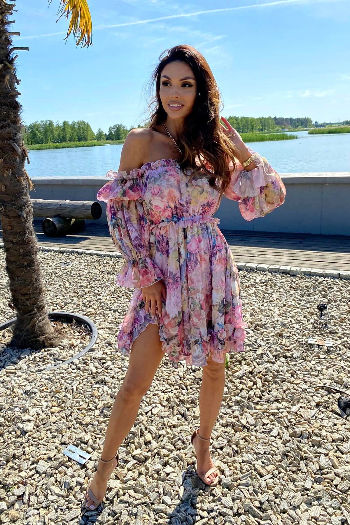 Abito estivo rosa a fantasia floreale con apertura sul retro e maniche lunghe rimovibili, marca Moda-Mania, immagine frontale
