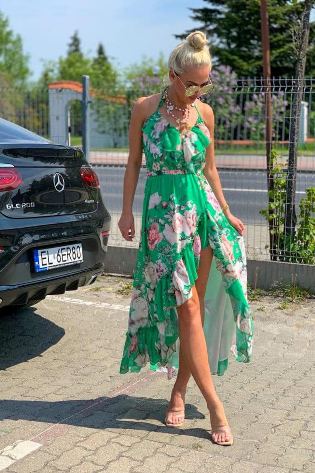 Abito estivo verde acqua Moda-Mania, corto davanti, lungo dietro, fantasia floreale, collo allacciabile, rifinito da volants.