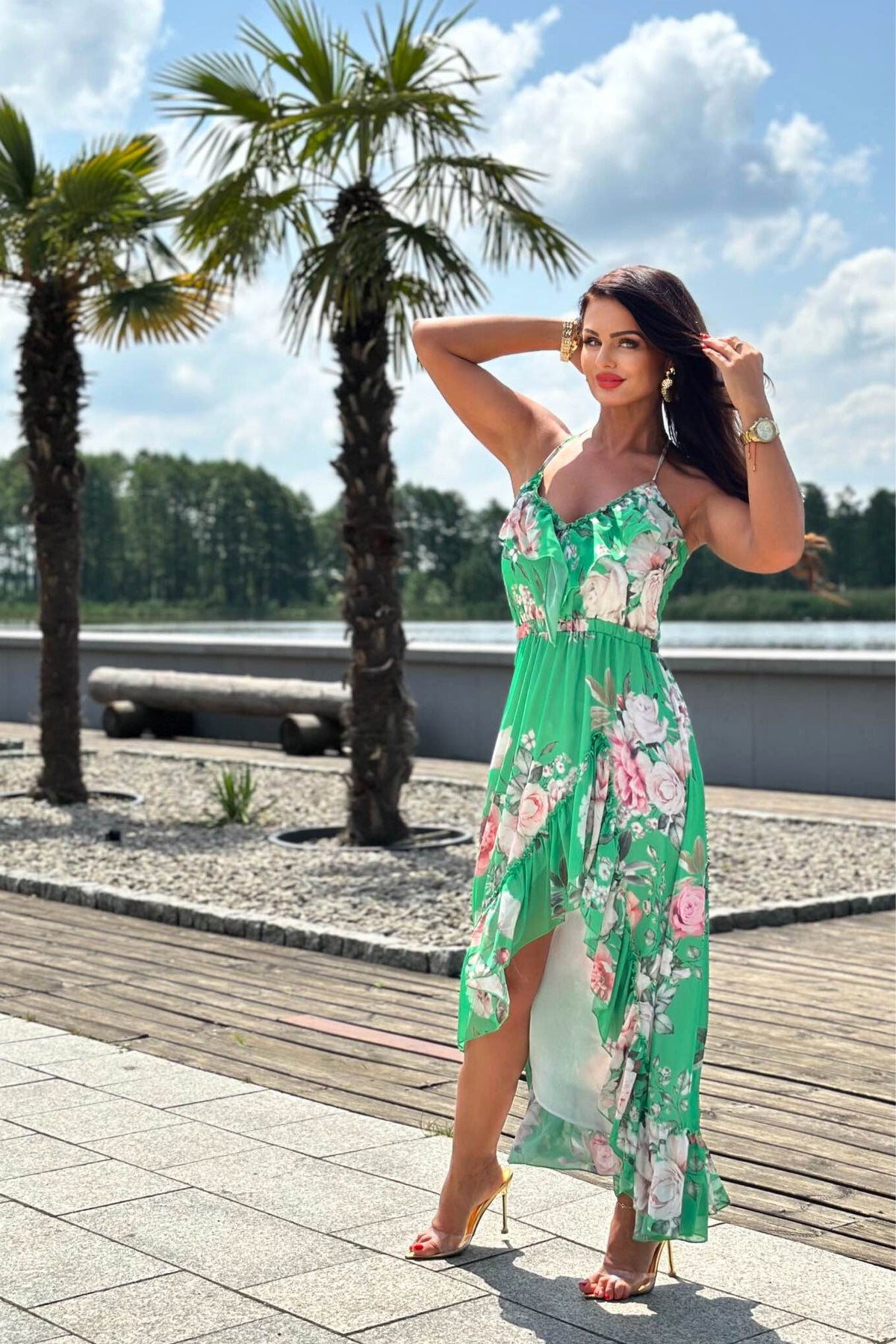 Abito estivo verde acqua a fantasia floreale, corto davanti e lungo dietro, allacciabile al collo con volants, marca Moda-Mania.