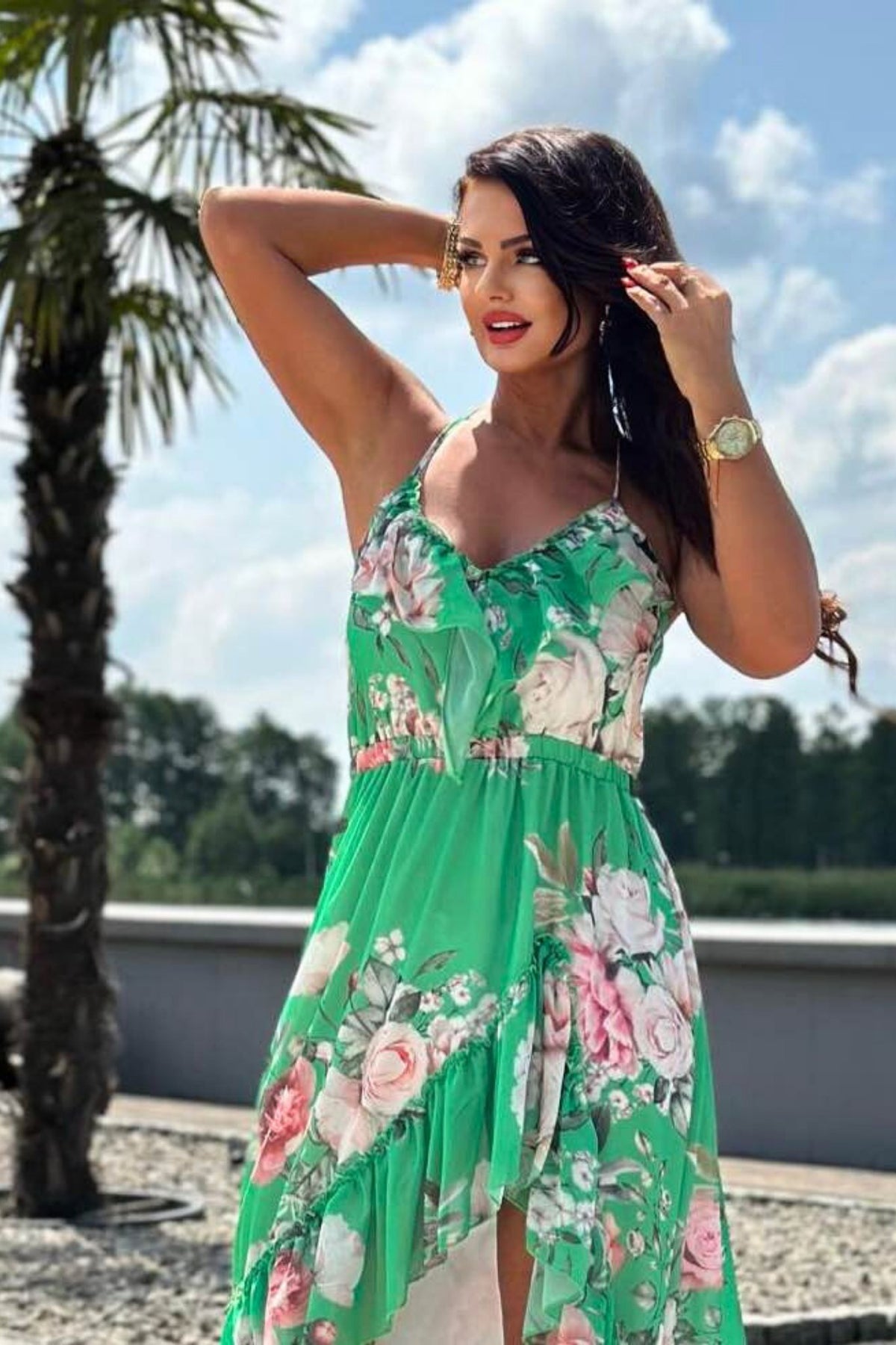 Abito estivo Moda-Mania verde acqua con fantasia floreale, corto davanti, lungo dietro, collo allacciabile e rifinito da volants