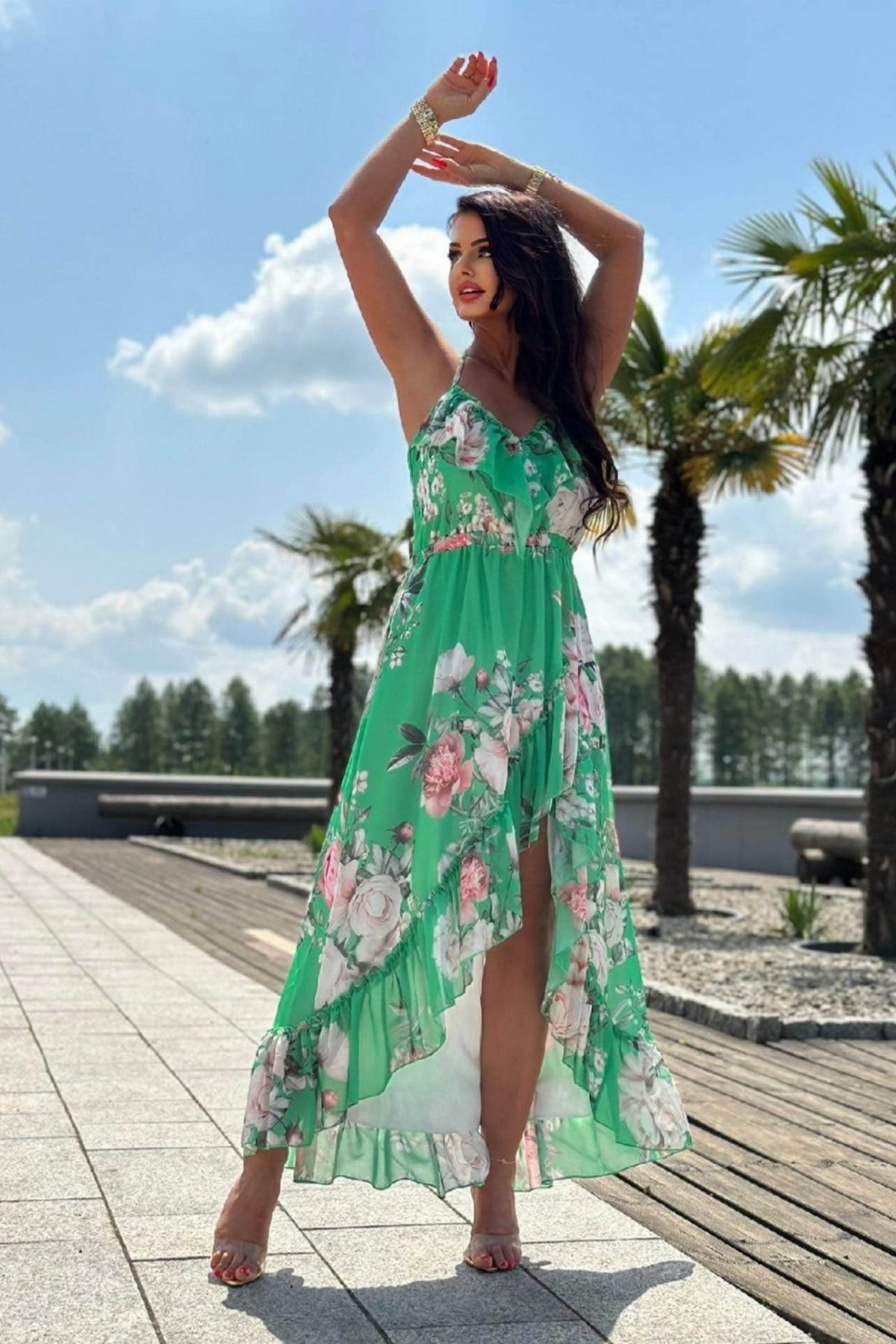 Abito estivo verde acqua a fantasia floreale, corto davanti e lungo dietro, allacciabile al collo, rifinito da volant, marca Moda-Mania