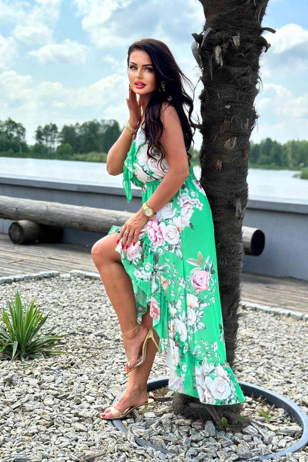 Abito estivo verde acqua a fantasia floreale, corto davanti, lungo dietro, con volant, allacciabile al collo, marca Moda-Mania.