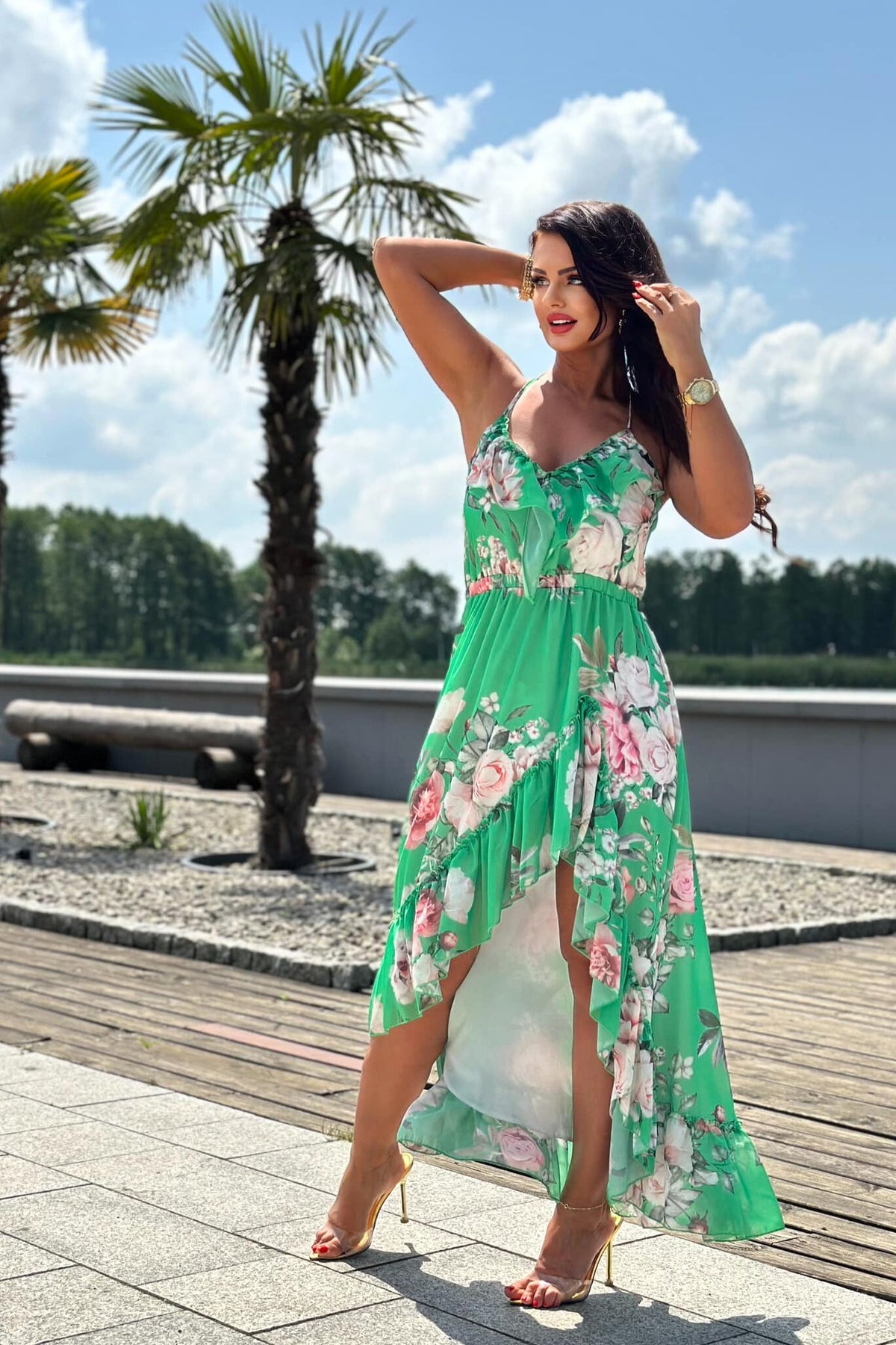 Abito estivo verde acqua Moda-Mania, corto davanti e lungo dietro, fantasia floreale, allacciabile al collo con volant.
