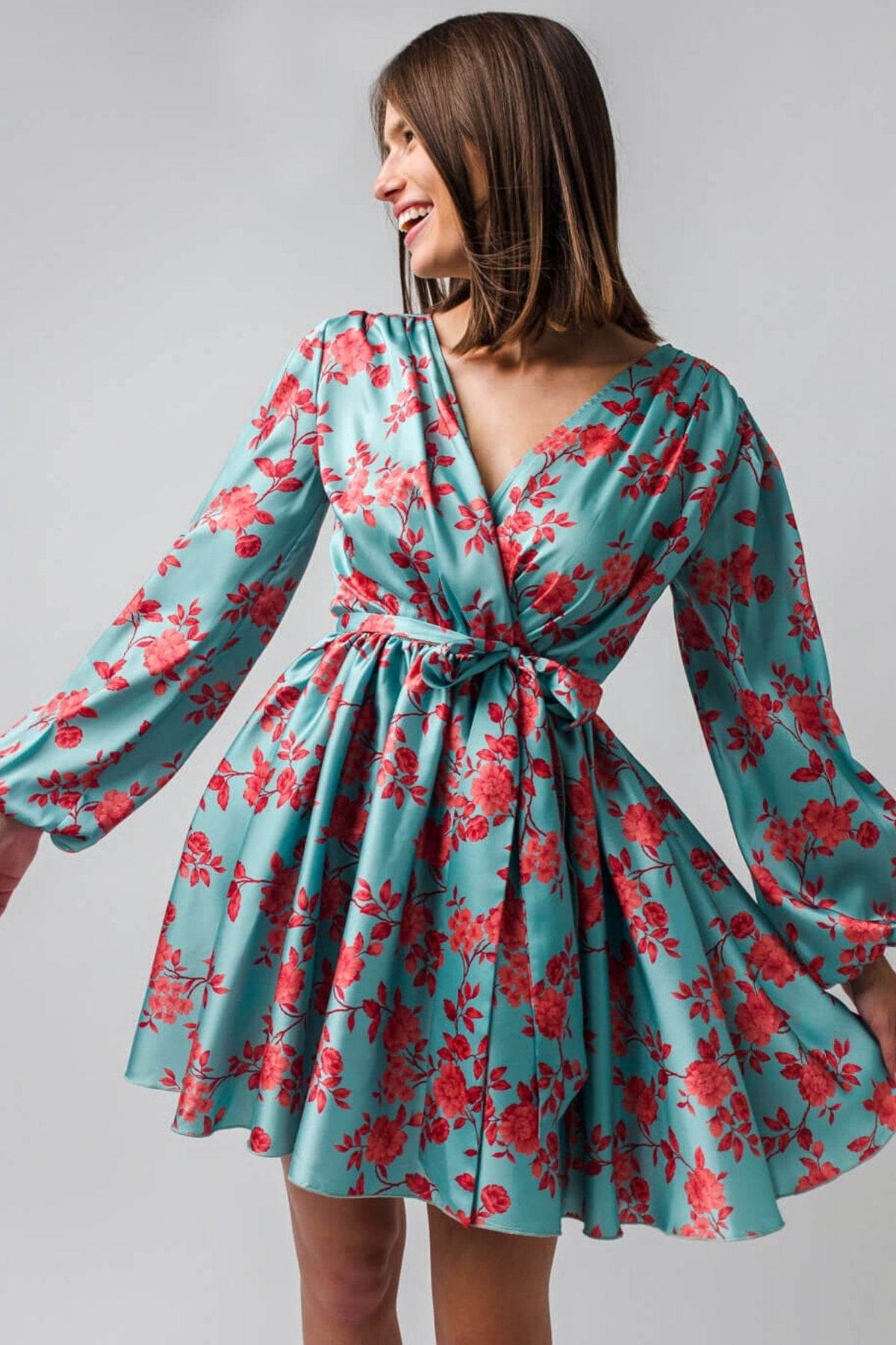 Abito estivo verde acqua floreale Moda-Mania con maniche lunghe e gonna a ruota allacciabile in vita, stile elegante e femminile.