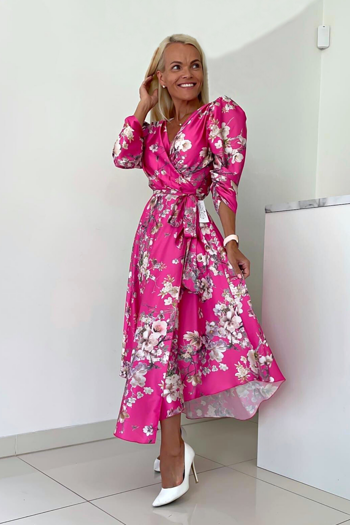 Abito midi fucsia svasato con fantasia floreale, maniche a sbuffo e allacciatura in vita, di Moda-Mania.