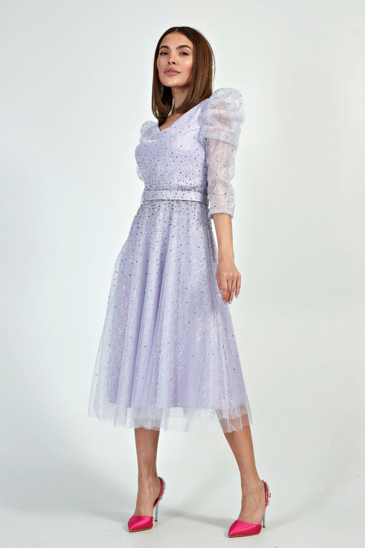 Abito midi lilla da cerimonia in tulle lamè e chiffon decorato con brillantini, di Moda-Mania, mostra dettagli eleganti e tessuti lucidi.