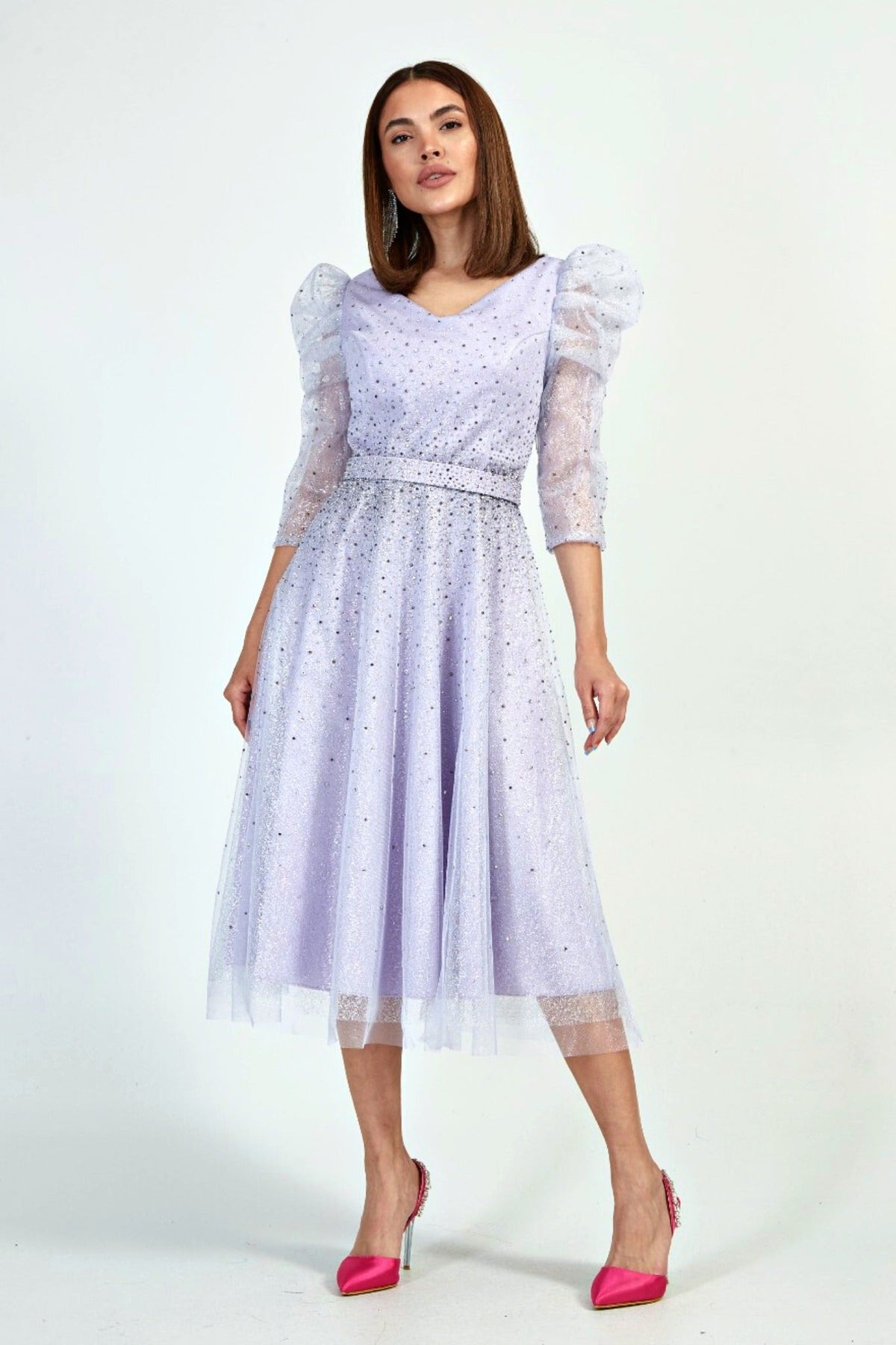 Abito midi lilla da cerimonia Moda-Mania, in tulle lamè e chiffon decorato con brillantini, con gonna a pieghe.