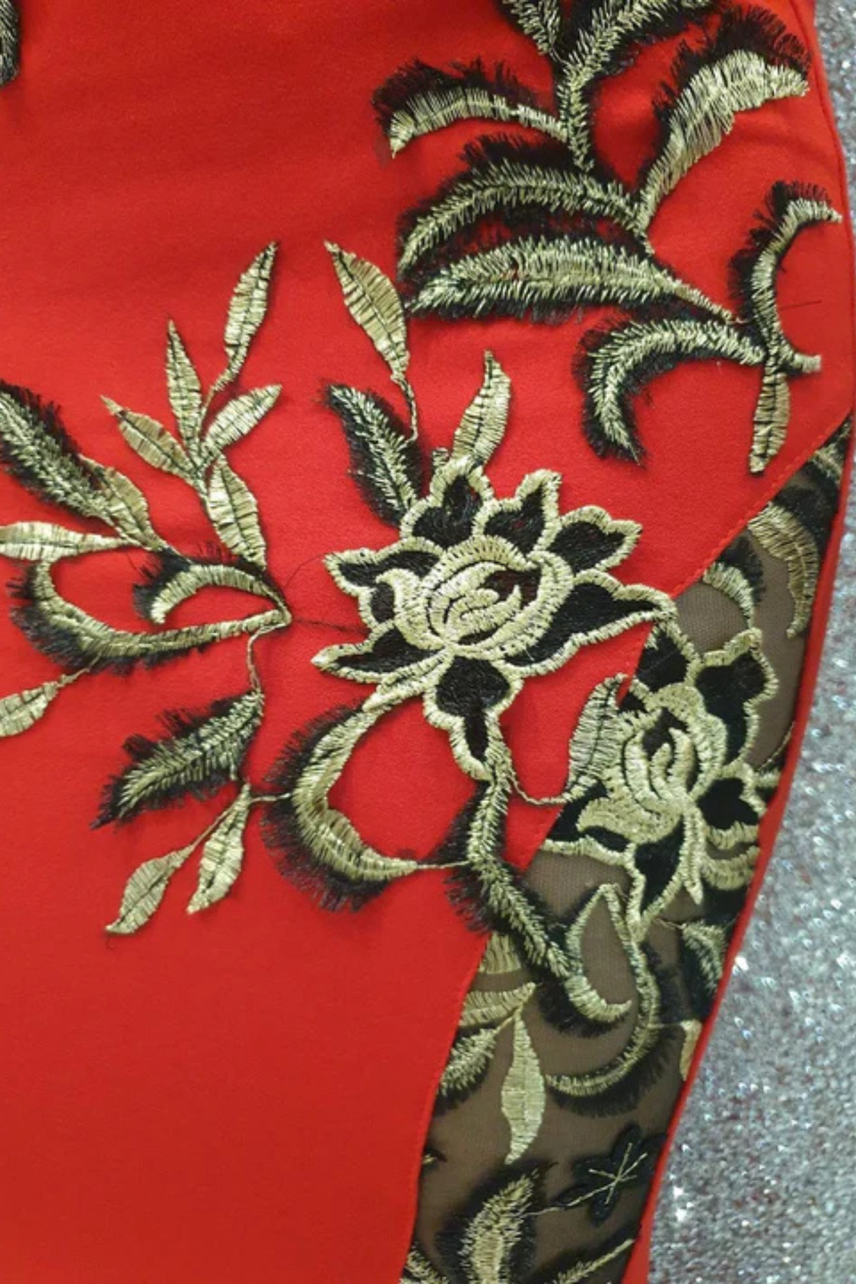 Abito lungo a sirena rosso Chanttal con inserto in tulle ricamato e piume decorative, vestito elegante da sera.
