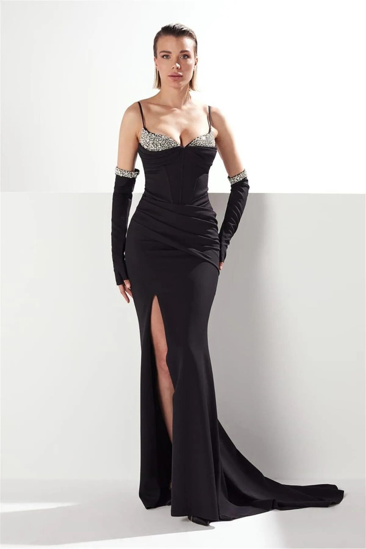 Abito lungo aderente nero Moda-Mania con cristalli, guanti e spacco laterale, elegante e sofisticato.