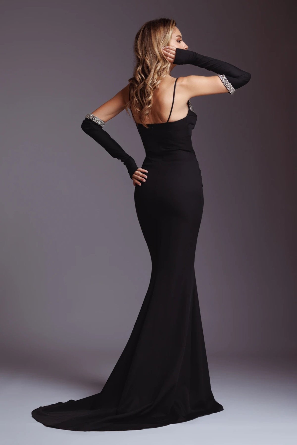 Abito lungo nero aderente Moda-Mania con cristalli, guanti e spacco laterale, elegante e sofisticato.