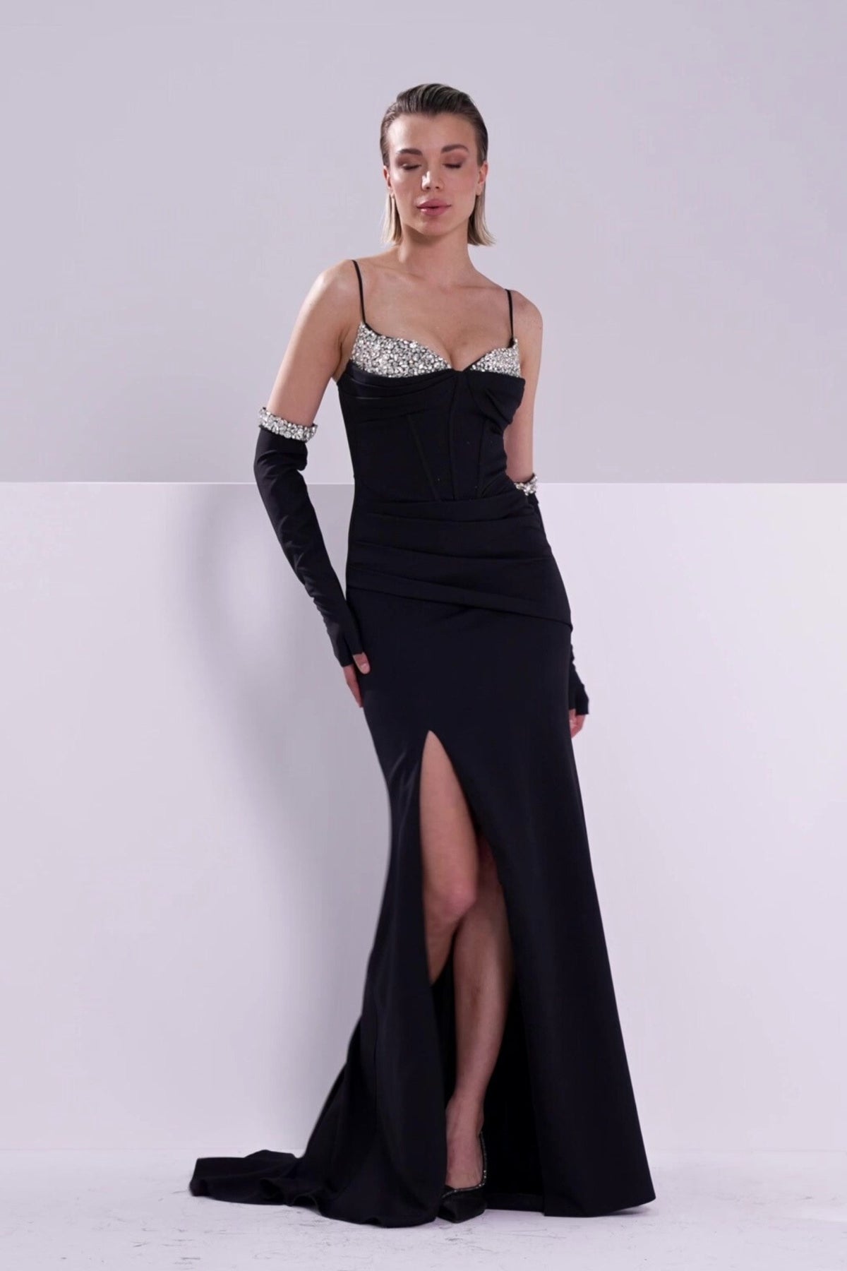 Abito lungo nero aderente Moda-Mania con cristalli, guanti e spacco laterale, elegante e sofisticato.