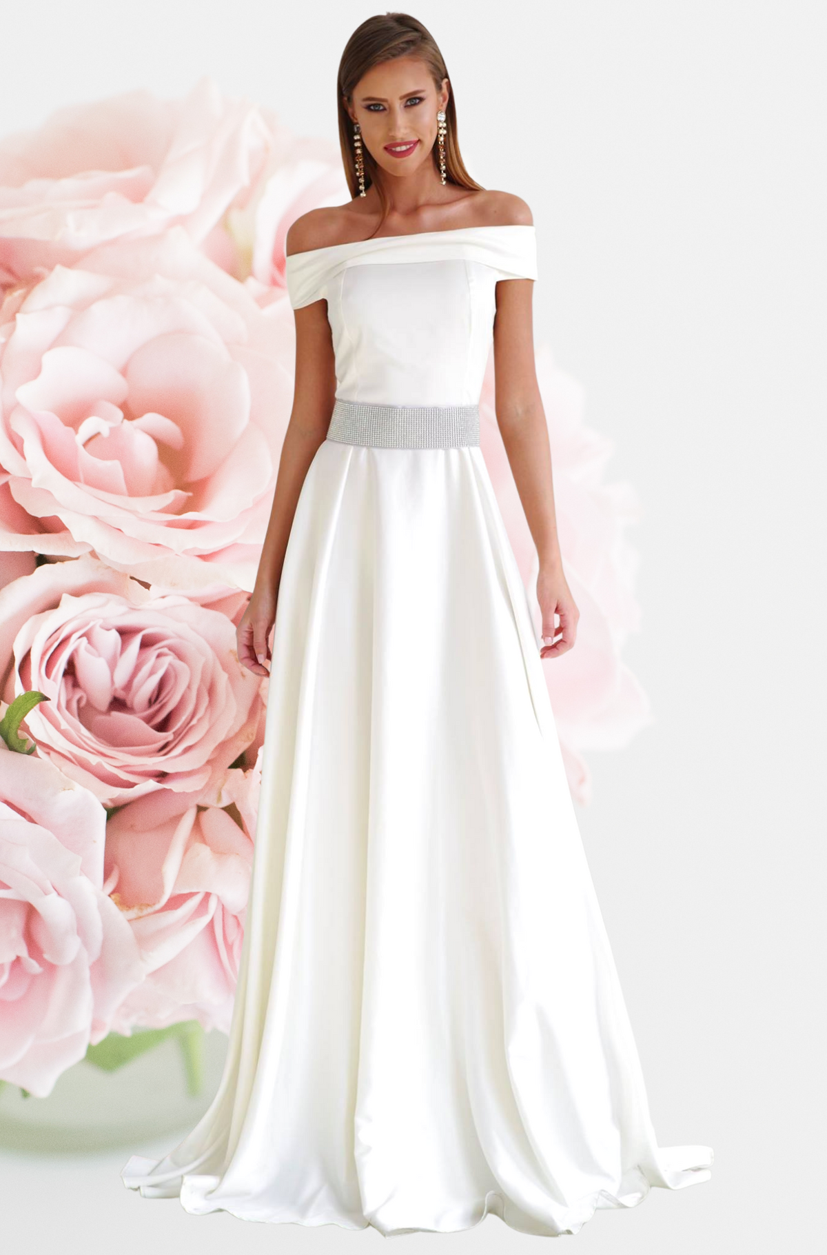 Abito lungo bianco-avorio Artista con scollatura a barchetta, cintura con strass rimovibile, dettaglio elegante e femminile.