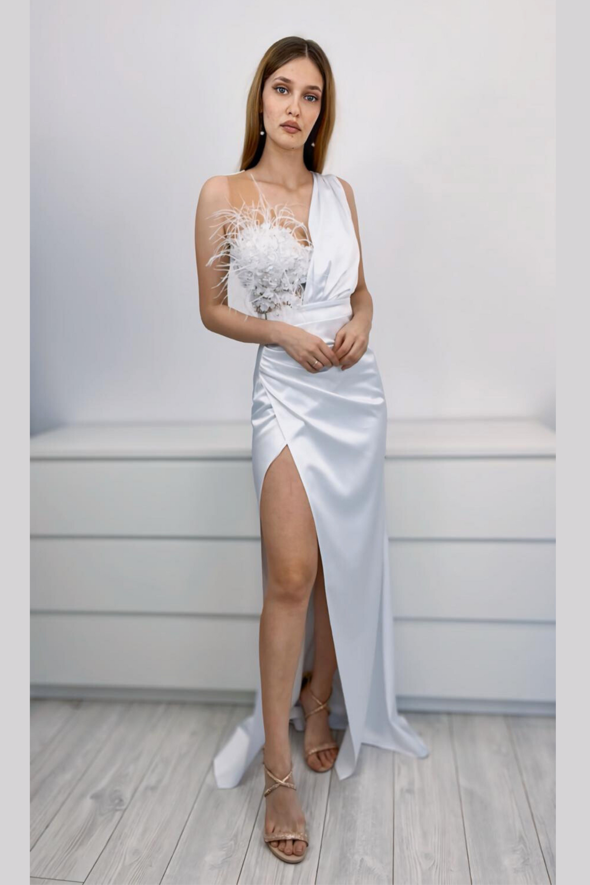Abito lungo bianco Moda-Mania con corpetto floreale, dettagli in piume e gonna a tulipano in taffetà, elegante e femminile.