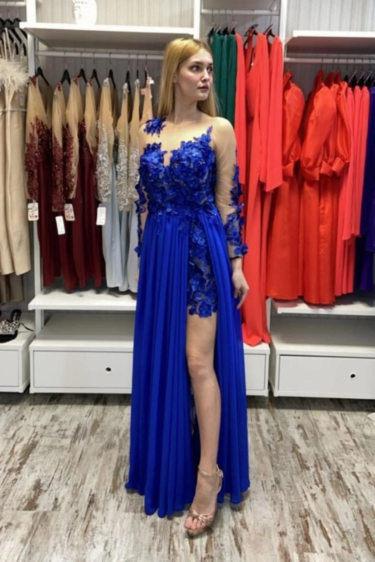 Abito lungo blu elettrico Moda-Mania con strascico e corpetto in tulle nude con fiori 3D, perfetto per occasioni eleganti.