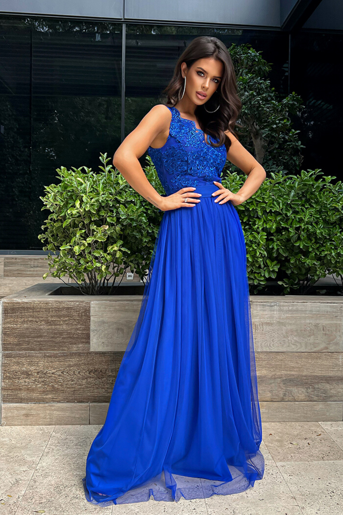 Abito lungo blu elettrico svasato con corpetto ricamato e gonna in tulle, firmato Moda-Mania, vista frontale.