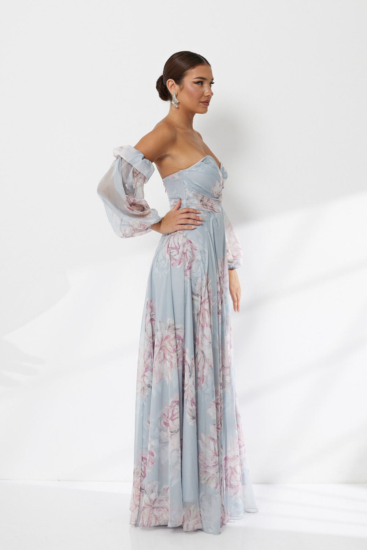 Abito lungo celeste con fantasia floreale in georgette, scollo a cuore e maniche lunghe rimovibili, di Moda-Mania.