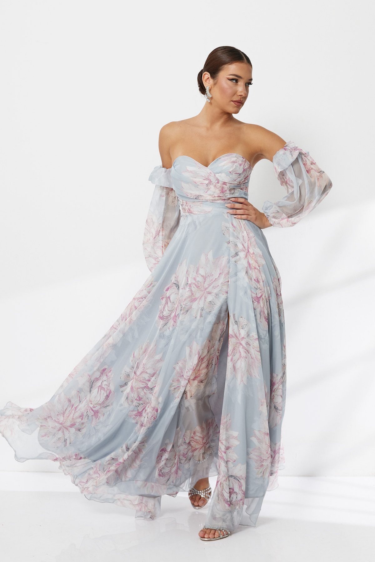 Abito lungo celeste a fantasia floreale in georgette di Moda-Mania con scollo a cuore e maniche lunghe rimovibili.