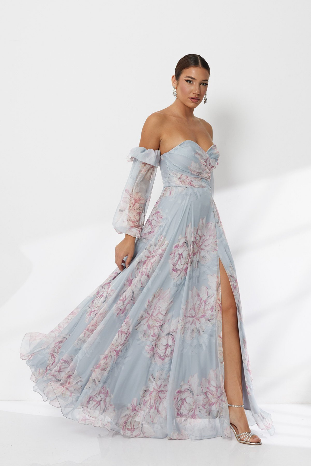 Abito lungo celeste a fantasia floreale in georgette con scollo a cuore e maniche lunghe rimovibili, marca Moda-Mania