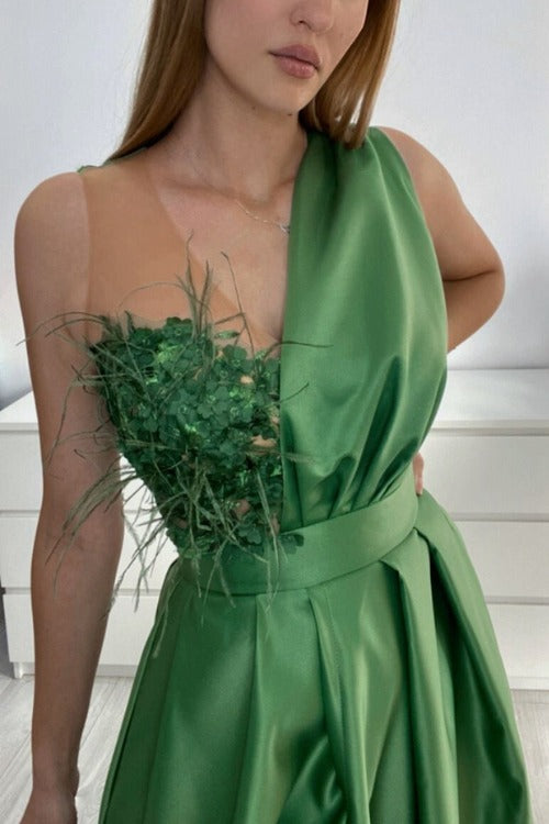 Abito lungo da cerimonia svasato verde kaki Axa con spacco laterale e corpetto in perline piume e fiori 3D