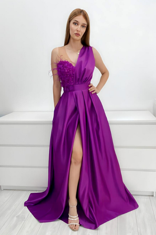 Abito lungo da cerimonia viola svasato Moda-Mania con spacco laterale, corpetto in perline, piume e fiori 3D.