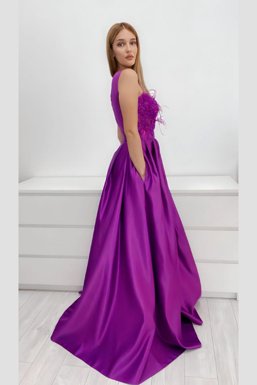 Abito lungo da cerimonia viola Moda-Mania, svasato con spacco laterale, corpetto in perline, piume e fiori 3D.
