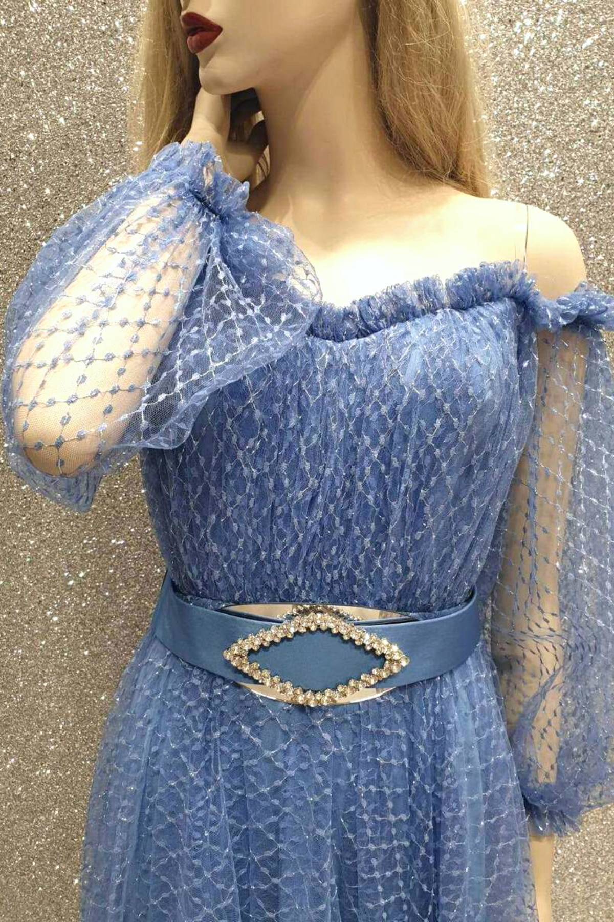 Abito lungo elegante celeste Moda Mania in tulle fantasia con scollo a barchetta e maniche lunghe, da donna.
