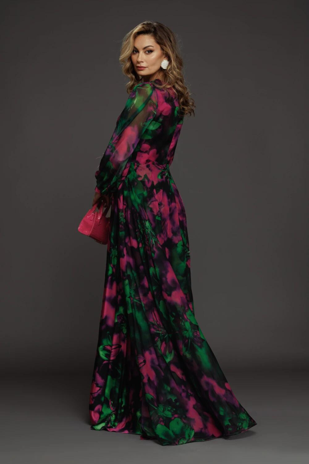 Abito lungo elegante svasato a fantasia floreale verde e magenta con spilla a fiore, Moda-Mania.