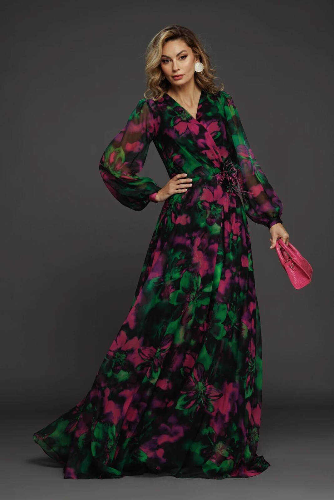 Abito lungo elegante svasato con fantasia floreale verde e magenta e spilla a fiore, marca Moda-Mania.