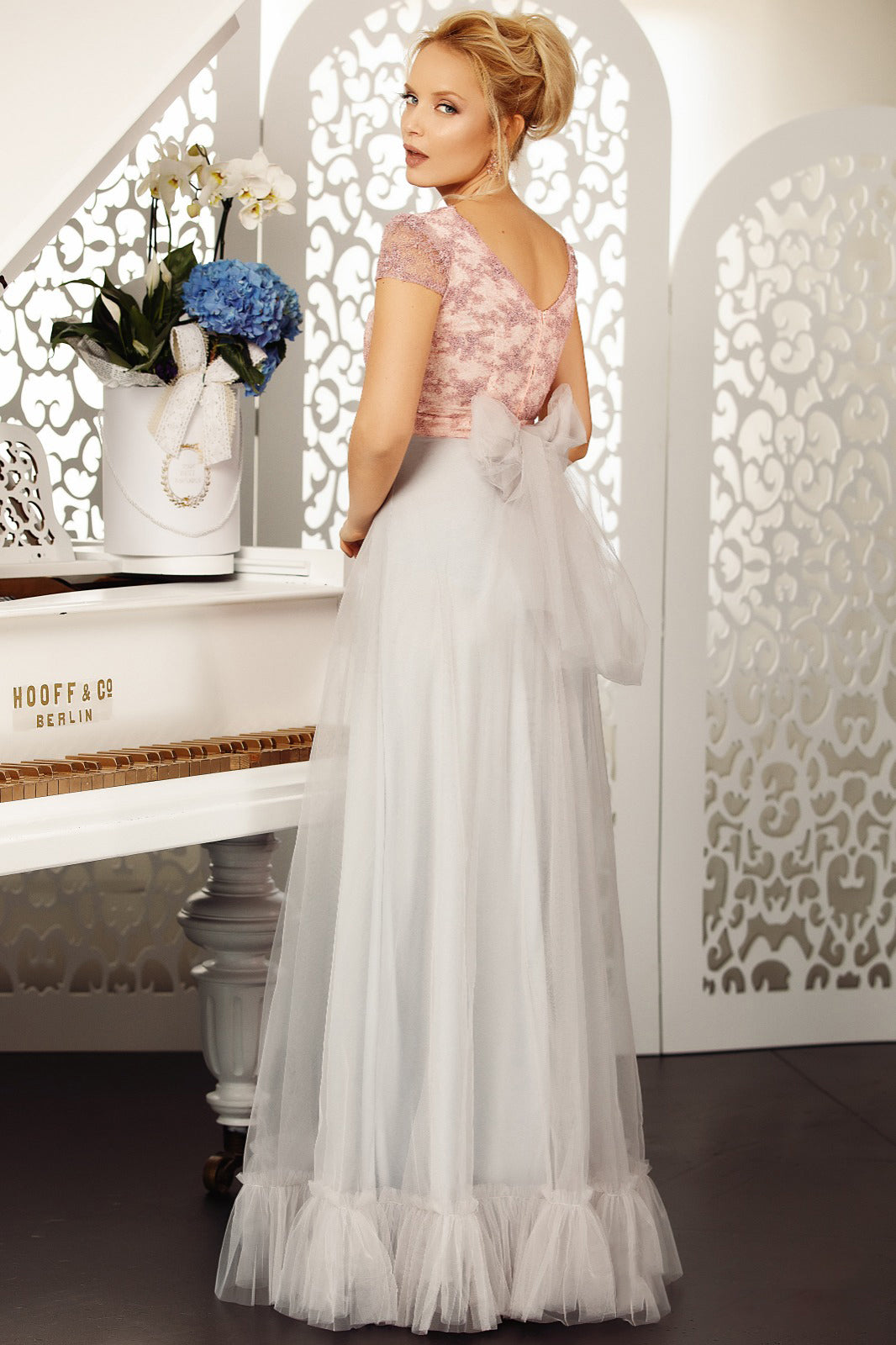 Abito lungo elegante Fofy, svasato con corpino ricamato aderente rosa e gonna ampia grigia in tulle, moda donna raffinata.