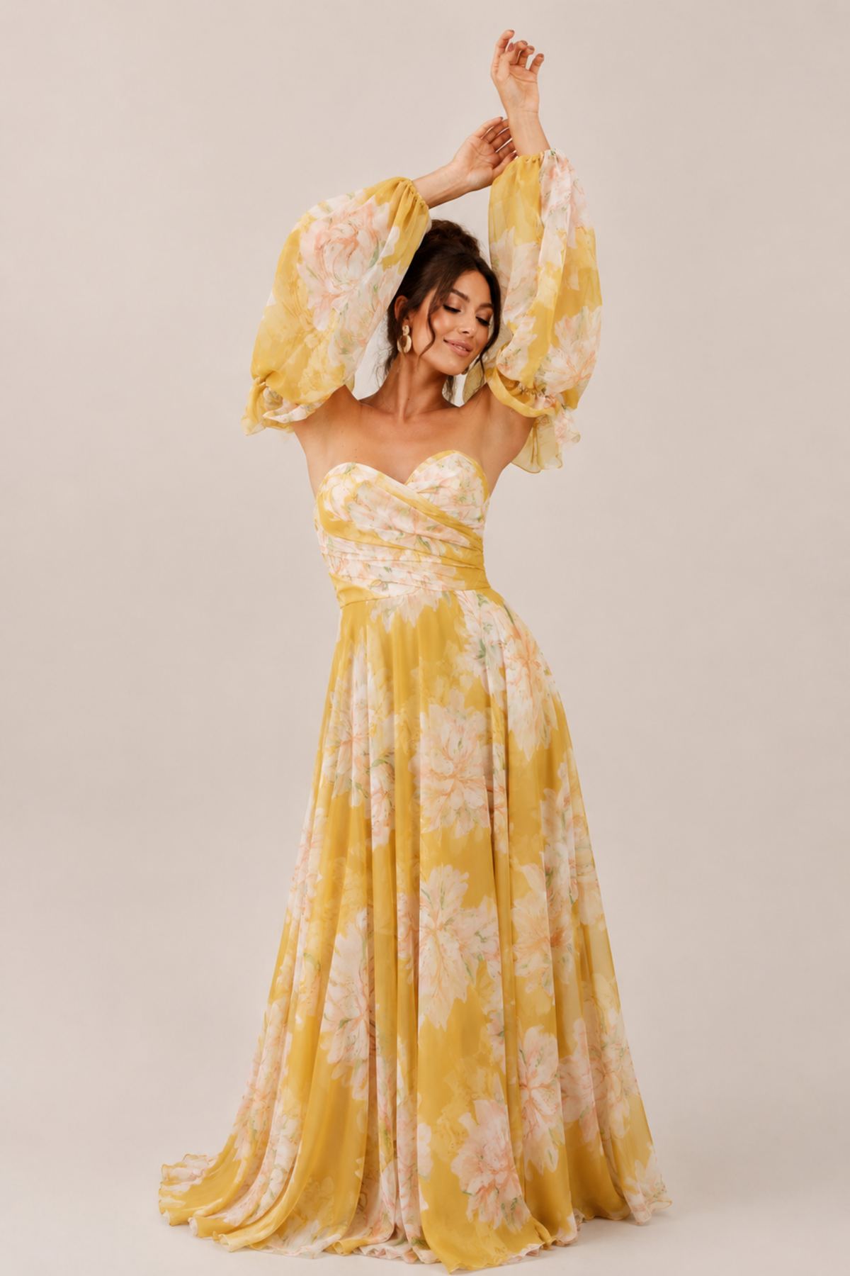 Abito lungo giallo floreale Moda-Mania in georgette con scollo a cuore e maniche lunghe rimovibili, fantasia elegante.