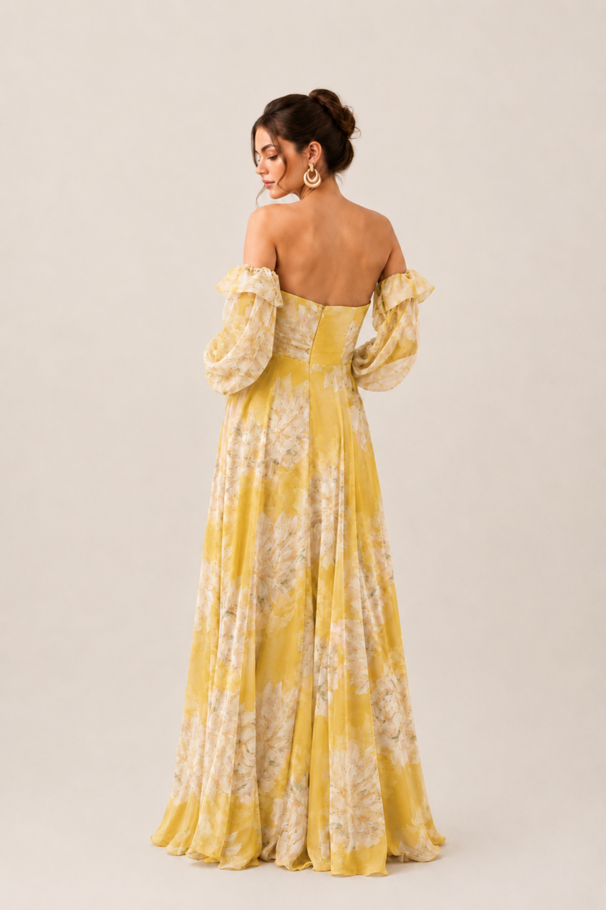 Abito lungo giallo floreale in georgette di Moda-Mania, con scollo a cuore e maniche lunghe rimovibili, modello elegante e femminile.