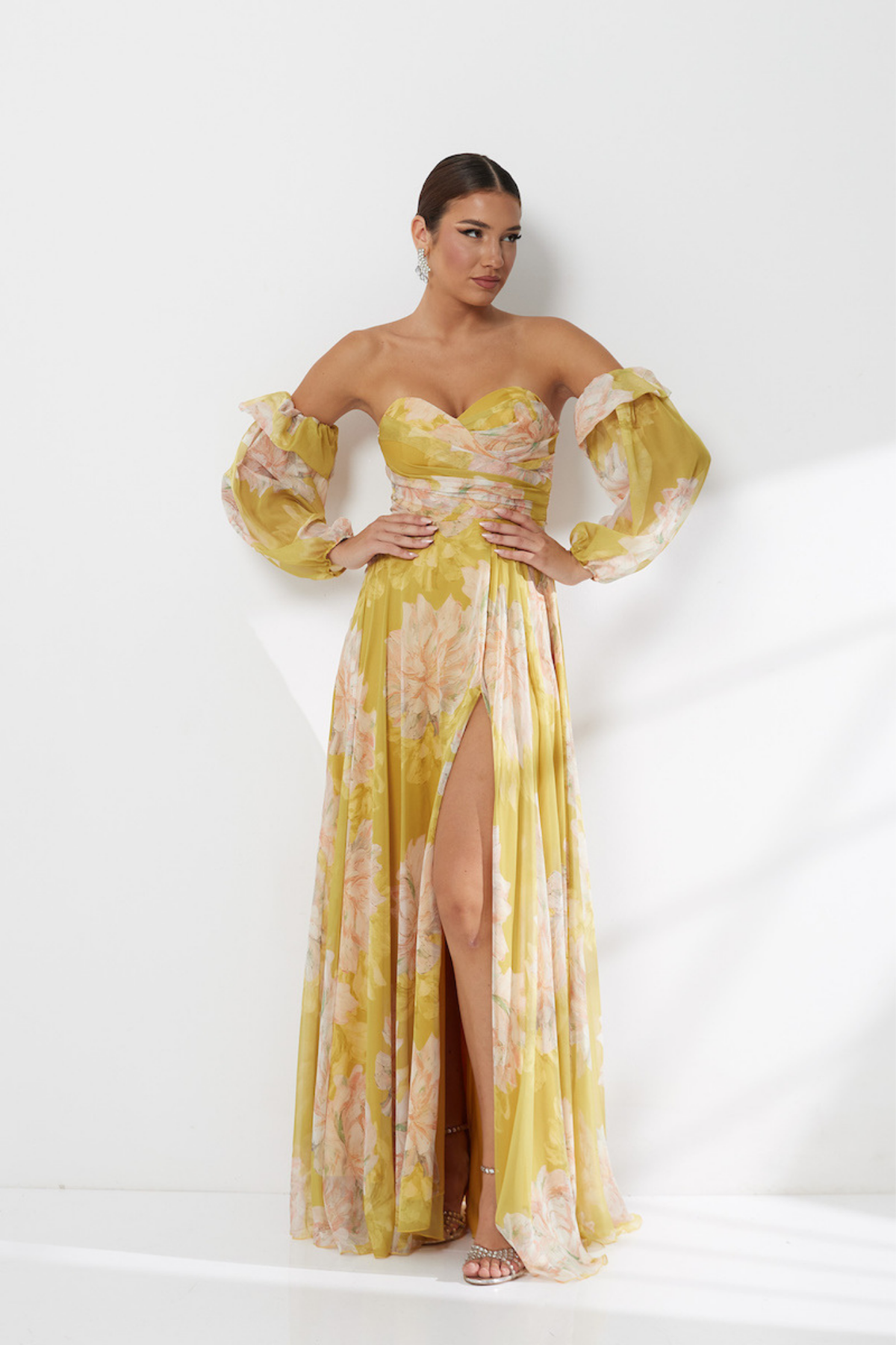 Abito lungo giallo a fantasia floreale in georgette con scollo a cuore e maniche lunghe rimovibili, moda-mania.