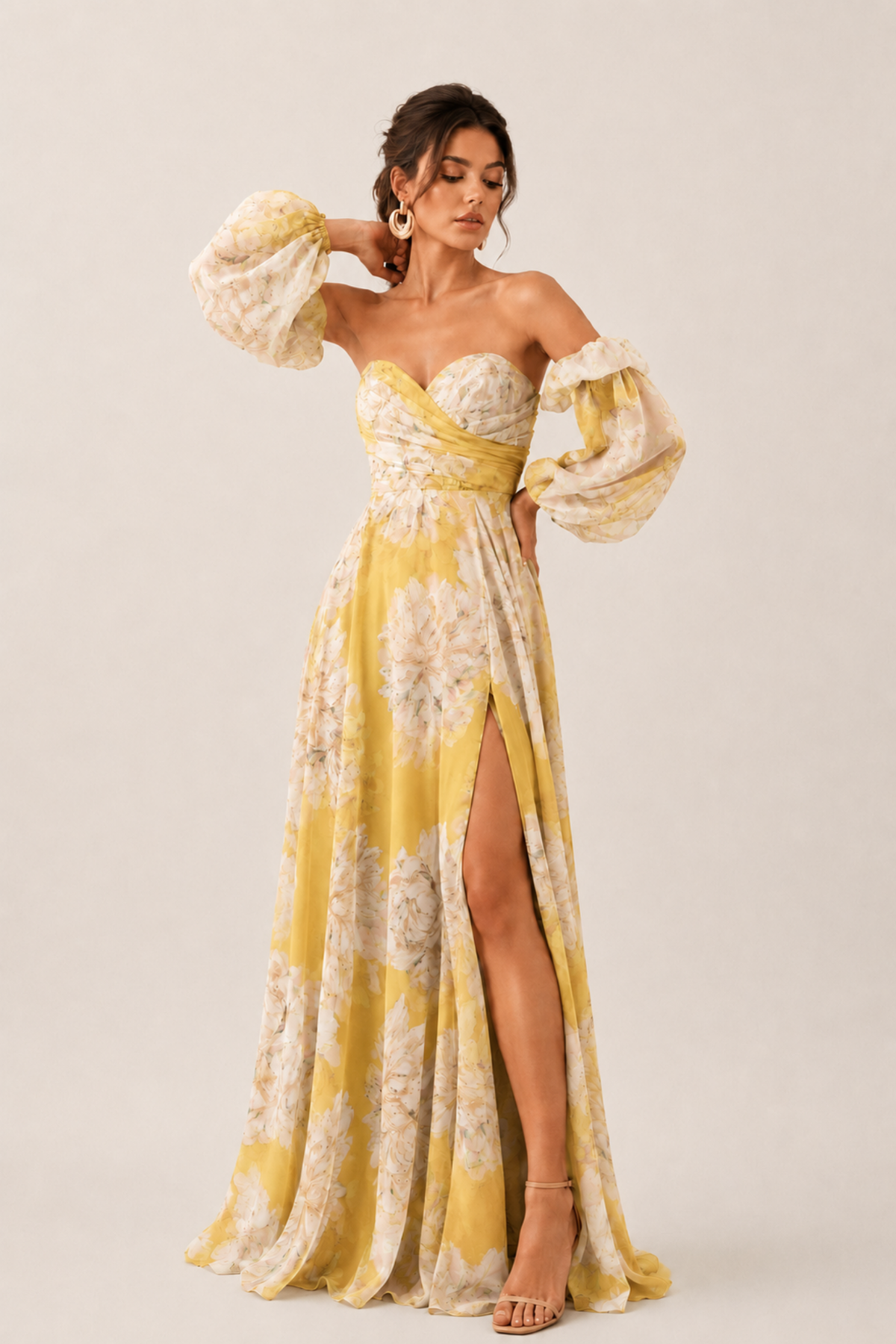 Abito lungo giallo a fantasia floreale in georgette con scollo a cuore e maniche lunghe rimovibili, moda-mania, elegante e femminile.